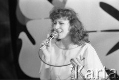 Maj 1984, Inowrocław, woj. bydgoskie, Polska.
Uczestniczka eliminacji do XX Festiwalu Piosenki Radzieckiej podczas występu.
Fot. Romuald Broniarek, zbiory Ośrodka KARTA