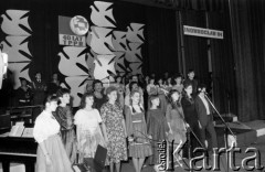 Maj 1984, Inowrocław, woj. bydgoskie, Polska.
Uczestnicy eliminacji do XX Festiwalu Piosenki Radzieckiej.
Fot. Romuald Broniarek, zbiory Ośrodka KARTA