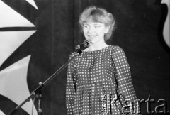 Maj 1984, Inowrocław, woj. bydgoskie, Polska.
Uczestniczka eliminacji do XX Festiwalu Piosenki Radzieckiej. 
Fot. Romuald Broniarek, zbiory Ośrodka KARTA