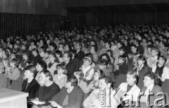 Maj 1984, Inowrocław, woj. bydgoskie, Polska.
Publiczność podczas eliminacji do XX Festiwalu Piosenki Radzieckiej.
Fot. Romuald Broniarek, zbiory Ośrodka KARTA