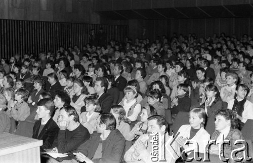 Maj 1984, Inowrocław, woj. bydgoskie, Polska.
Publiczność podczas eliminacji do XX Festiwalu Piosenki Radzieckiej.
Fot. Romuald Broniarek, zbiory Ośrodka KARTA
