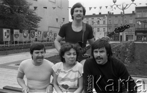 Maj 1984, Inowrocław, woj. bydgoskie, Polska.
Zespół biorący udział w eliminacjach do XX Festiwal Piosenki Radzieckiej.
Fot. Romuald Broniarek, zbiory Ośrodka KARTA