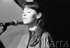 Maj 1984, Inowrocław, woj. bydgoskie, Polska.
Uczestniczka eliminacji do XX Festiwalu Piosenki Radzieckiej. 
Fot. Romuald Broniarek, zbiory Ośrodka KARTA