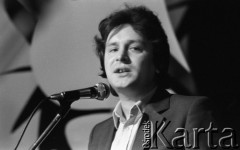 Maj 1984, Inowrocław, woj. bydgoskie, Polska.
Uczestnik eliminacji do XX Festiwalu Piosenki Radzieckiej podczas występu.
Fot. Romuald Broniarek, zbiory Ośrodka KARTA
