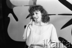 Maj 1984, Inowrocław, woj. bydgoskie, Polska.
Występ na eliminacjach do XX Festiwalu Piosenki Radzieckiej.
Fot. Romuald Broniarek, zbiory Ośrodka KARTA
