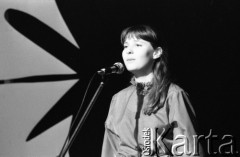 Maj 1984, Inowrocław, woj. bydgoskie, Polska.
Uczestniczka eliminacji do XX Festiwalu Piosenki Radzieckiej. 
Fot. Romuald Broniarek, zbiory Ośrodka KARTA