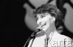 Maj 1984, Inowrocław, woj. bydgoskie, Polska.
Występ na eliminacjach do XX Festiwalu Piosenki Radzieckiej.
Fot. Romuald Broniarek, zbiory Ośrodka KARTA