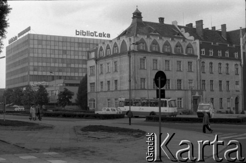 Czerwiec 1984, Zielona Góra, Polska.
Dom zakonny Sióstr Elżbietanek, za nim Wojewódzka i Miejska Biblioteka Publiczna. Zdjęcie wykanono podczas XX Festiwalu Piosenki Radzieckiej.
Fot. Romuald Broniarek, zbiory Ośrodka KARTA