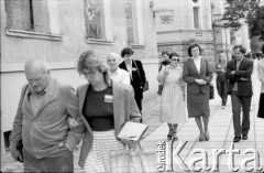 Czerwiec 1984, Zielona Góra, Polska.
Przechodnie na ulicy. Zdjęcie wykonano podczas XX Festiwalu Piosenki Radzieckiej. 
Fot. Romuald Broniarek, zbiory Ośrodka KARTA