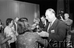 Czerwiec 1984, Zielona Góra, Polska.
XX Festiwal Piosenki Radzieckiej. Samowar wręcza Stanisław Lewandowski, organizator Festiwalu.
Fot. Romuald Broniarek, zbiory Ośrodka KARTA