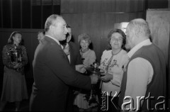 Czerwiec 1984, Zielona Góra, Polska.
XX Festiwal Piosenki Radzieckiej. Samowar wręcza organizator festiwalu Stanisław Lewandowski (z lewej).
Fot. Romuald Broniarek, zbiory Ośrodka KARTA