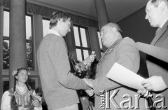Czerwiec 1984, Zielona Góra, Polska.
XX Festiwal Piosenki Radzieckiej. Wręczenie nagrody.
Fot. Romuald Broniarek, zbiory Ośrodka KARTA