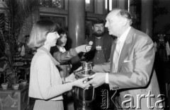 Czerwiec 1984, Zielona Góra, Polska.
XX Festiwal Piosenki Radzieckiej. Wręczenie nagród. Samowar wręcza Kazimierz Żygulski, minister kultury i sztuki.
Fot. Romuald Broniarek, zbiory Ośrodka KARTA