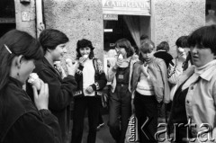 Czerwiec 1984, Zielona Góra, Polska.
Grupa młodzieży przed sklepem. Zdjęcie wykonano podczas XX Festiwalu Piosenki Radzieckiej. 
Fot. Romuald Broniarek, zbiory Ośrodka KARTA