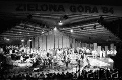 Czerwiec 1984, Zielona Góra, Polska.
Występ zespołu tanecznego w strojach ludowych na XX Festiwalu Piosenki Radzieckiej.
Fot. Romuald Broniarek, zbiory Ośrodka KARTA