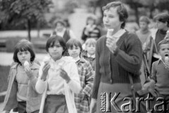 Czerwiec 1984, Zielona Góra, Polska.
Kobieta prowadząca grupę dzieci. Zdjęcie wykonano podczas XX Festiwalu Piosenki Radzieckiej.
Fot. Romuald Broniarek, zbiory Ośrodka KARTA