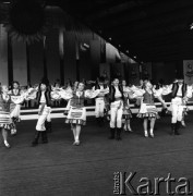 Czerwiec 1984, Zielona Góra, Polska.
XX Festiwal Piosenki Radzieckiej. Zespół dziecięcy w strojach ludowych.
Fot. Romuald Broniarek, zbiory Ośrodka KARTA