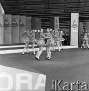 Czerwiec 1984, Zielona Góra, Polska.
XX Festiwal Piosenki Radzieckiej. Dziewczęcy zespół taneczny.
Fot. Romuald Broniarek, zbiory Ośrodka KARTA