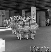 Czerwiec 1984, Zielona Góra, Polska.
XX Festiwal Piosenki Radzieckiej. Dziewczęcy zespół taneczny.
Fot. Romuald Broniarek, zbiory Ośrodka KARTA