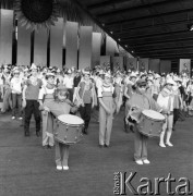 Czerwiec 1984, Zielona Góra, Polska.
Dziecięcy zespół taneczny podczas XX Festiwalu Piosenki Radzieckiej. 
Fot. Romuald Broniarek, zbiory Ośrodka KARTA