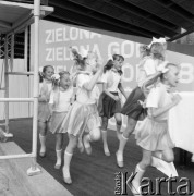 Czerwiec 1984, Zielona Góra, Polska.
Dziewczęcy zespół taneczny na XX Festiwalu Piosenki Radzieckiej. 
Fot. Romuald Broniarek, zbiory Ośrodka KARTA