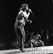 Czerwiec 1984, Zielona Góra, Polska.
Uczestniczka Anna Bąbas podczas występu na XX Festiwalu Piosenki Radzieckiej.
Fot. Romuald Broniarek, zbiory Ośrodka KARTA