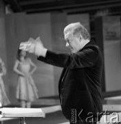 Czerwiec 1984, Zielona Góra, Polska.
XX Festiwal Piosenki Radzieckiej. Przy pulpicie dyrygenta Jerzy Milian.
Fot. Romuald Broniarek, zbiory Ośrodka KARTA