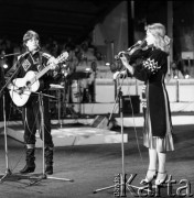 Czerwiec 1984, Zielona Góra, Polska.
XX Festiwal Piosenki Radzieckiej. Na scenie skrzypaczka i gitarzysta.
Fot. Romuald Broniarek, zbiory Ośrodka KARTA