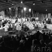 Czerwiec 1984, Zielona Góra, Polska.
Występ zespołu w strojach ludowych podczas XX Festiwalu Piosenki Radzieckiej.
Fot. Romuald Broniarek, zbiory Ośrodka KARTA