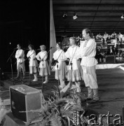 Czerwiec 1984, Zielona Góra, Polska.
XX Festiwal Piosenki Radzieckiej. Na scenie zespół w strojach ludowych.
Fot. Romuald Broniarek, zbiory Ośrodka KARTA