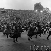 Czerwiec 1984, Zielona Góra, Polska.
XX Festiwal Piosenki Radzieckiej. Na scenie tańczy zespół w strojach ludowych.
Fot. Romuald Broniarek, zbiory Ośrodka KARTA