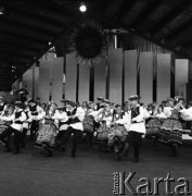 Czerwiec 1984, Zielona Góra, Polska.
Występ zespołu tanecznego w strojach ludowych podczas XX Festiwalu Piosenki Radzieckiej. 
Fot. Romuald Broniarek, zbiory Ośrodka KARTA