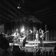 Czerwiec 1984, Zielona Góra, Polska.
Wanda Kwietniewska z zespołem Wanda i Banda na XX Festiwalu Piosenki Radzieckiej.  
Fot. Romuald Broniarek, zbiory Ośrodka KARTA