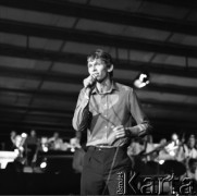 Czerwiec 1984, Zielona Góra, Polska.
Uczestnik Waldemar Kasprowicz podczas występu na XX Festiwalu Piosenki Radzieckiej. 
Fot. Romuald Broniarek, zbiory Ośrodka KARTA