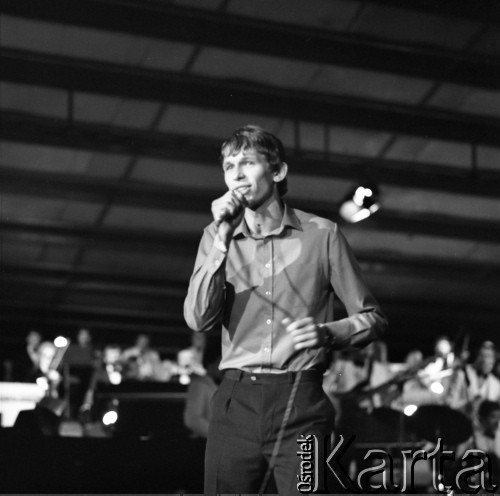 Czerwiec 1984, Zielona Góra, Polska.
Uczestnik Waldemar Kasprowicz podczas występu na XX Festiwalu Piosenki Radzieckiej. 
Fot. Romuald Broniarek, zbiory Ośrodka KARTA