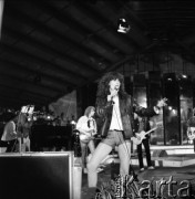 Czerwiec 1984, Zielona Góra, Polska.
Wanda Kwietniewska z zespołem Wanda i Banda na XX Festiwalu Piosenki Radzieckiej.  
Fot. Romuald Broniarek, zbiory Ośrodka KARTA
