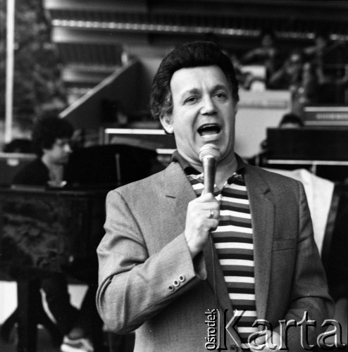 Czerwiec 1984, Zielona Góra, Polska.
XX Festiwal Piosenki Radzieckiej. Na scenie Iosif Kabzon.
Fot. Romuald Broniarek, zbiory Ośrodka KARTA