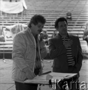 Czerwiec 1984, Zielona Góra, Polska.
XX Festiwal Piosenki Radzieckiej - próba przed koncertem gwiazd. Z lewej: Andrzej Marko, Iosif Kabzon.
Fot. Romuald Broniarek, zbiory Ośrodka KARTA
