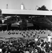Czerwiec 1984, Zielona Góra, Polska.
Występ zespołu tanecznego w strojach ludowych na XX Festiwalu Piosenki Radzieckiej.
Fot. Romuald Broniarek, zbiory Ośrodka KARTA