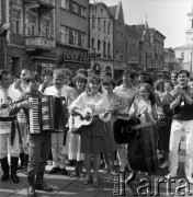 Czerwiec 1985, Zielona Góra, Polska.
XXI Festiwal Piosenki Radzieckiej. Grupa uczestników festiwalu na deptaku.
Fot. Romuald Broniarek, zbiory Ośrodka KARTA