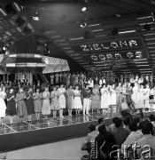 Czerwiec 1985, Zielona Góra, Polska.
XXI Festiwal Piosenki Radzieckiej. Na scenie uczestnicy konkursu. 
Fot. Romuald Broniarek, zbiory Ośrodka KARTA
