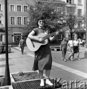Czerwiec 1985, Zielona Góra, Polska.
XXI Festiwal Piosenki Radzieckiej. Danuta Samek, uczestniczka konkursu z gitarą na ulicy.
Fot. Romuald Broniarek, zbiory Ośrodka KARTA