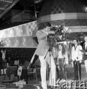 Czerwiec 1985, Zielona Góra, Polska.
XXI Festiwal Piosenki Radzieckiej. Na scenie piosenkarz z naręczem kwiatów.
Fot. Romuald Broniarek, zbiory Ośrodka KARTA