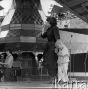 Czerwiec 1985, Zielona Góra, Polska.
Piosenkarka z dzieckiem na XXI Festiwalu Piosenki Radzieckiej.
Fot. Romuald Broniarek, zbiory Ośrodka KARTA