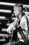 Czerwiec 1985, Zielona Góra, Polska.
XXI Festiwal Piosenki Radzieckiej. Przy mikrofonie piosenkarka z gitarą.
Fot. Romuald Broniarek, zbiory Ośrodka KARTA