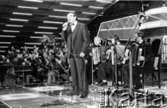 Czerwiec 1985, Zielona Góra, Polska.
XXI Festiwal Piosenki Radzieckiej. Występ piosenkarza, akompaniuje trio akordeonistów.
Fot. Romuald Broniarek, zbiory Ośrodka KARTA