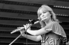 Czerwiec 1985, Zielona Góra, Polska.
XXI Festiwal Piosenki Radzieckiej. Na scenie uczestniczka festiwalu gra na flecie poprzecznym.
Fot. Romuald Broniarek, zbiory Ośrodka KARTA