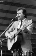 Czerwiec 1985, Zielona Góra, Polska.
XXI Festiwal Piosenki Radzieckiej. Występ solisty z gitarą.
Fot. Romuald Broniarek, zbiory Ośrodka KARTA