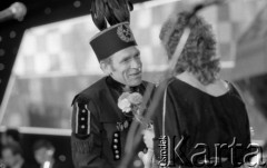 Czerwiec 1985, Zielona Góra, Polska.
XXI Festiwal Piosenki Radzieckiej. Górnik w mundurze wręcza kwiaty piosenkarce.
Fot. Romuald Broniarek, zbiory Ośrodka KARTA