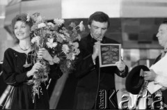 Czerwiec 1985, Zielona Góra, Polska.
XXI Festiwal Piosenki Radzieckiej - wręczanie nagród. W środku stoi konferansjer Tadeusz Sznuk.
Fot. Romuald Broniarek, zbiory Ośrodka KARTA